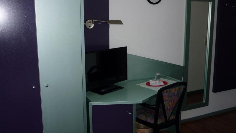 Einzelzimmer - Schreibtisch & Fernseher