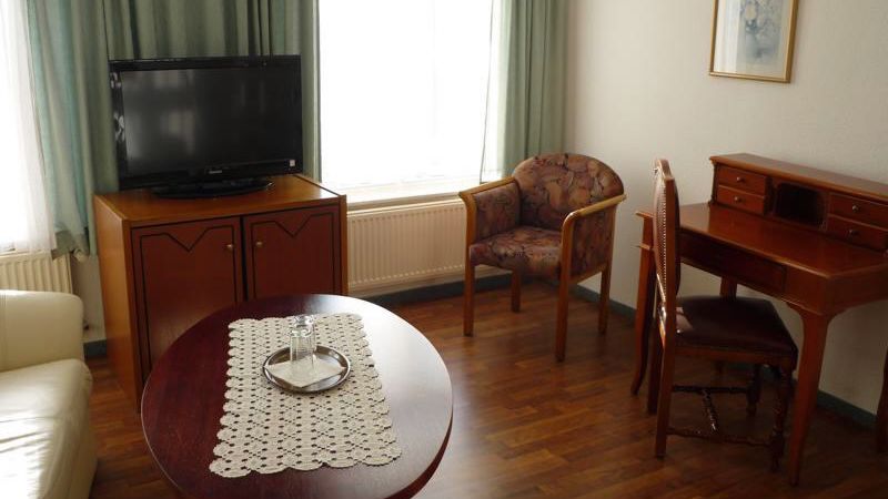 Suite - Wohnbereich mit Sofa, Schreibtisch & TV